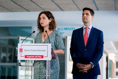 La presidenta de la Comunidad de Madrid, Isabel Diaz Ayuso, y el consejero de Educación, Emilio Viciana, durante una visita al CEIP San Juan Bautista (Arganda del Rey) con ocasión del inicio del curso escolar 2023/2024, el 7 de septiembre de 2023.