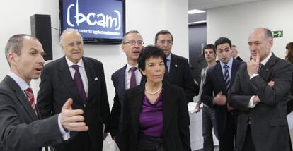 De izquierda a derecha, el gerente del BCAM, César Sánchez, muestra la nueva sede al alcalde de Bilbao, Iñaki Azkuna, la consejera de educación, Isabel Celaá, el director del BCAM, Enrique Zuazua, el diputado general, José Luis Bilbao y el rector de la UPV, Iñaki Goirizelaia.