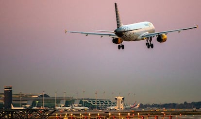 Un avión de Vueling toma tierra en el aeropuerto de Barcelona-El Prat.