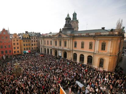 Ciudadanos se manifiestan en Estocolmo contra los abusos sexuales, por la transparencia en la Academia Sueca y en apoyo a su ex secretaria Sara Danius.