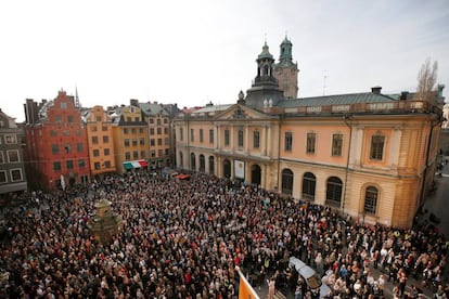 Ciudadanos se manifiestan en Estocolmo contra los abusos sexuales, por la transparencia en la Academia Sueca y en apoyo a su ex secretaria Sara Danius.