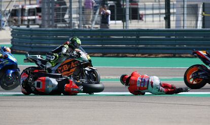 El piloto español Jorge Lorenzo cae en la carrera de MotoGP del Gran Premio de Aragón celebrado en el circuito de Alcañiz (Teruel).