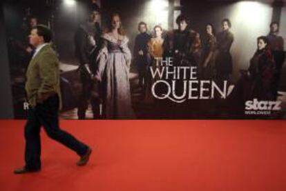 Un hombre pasa junto a la serie britnica 'The White Queen' durante la feria ms importante del mercado audiovisual, el MIP TV celebrada en Cannes, Francia hoy 8 de abril de 2013.