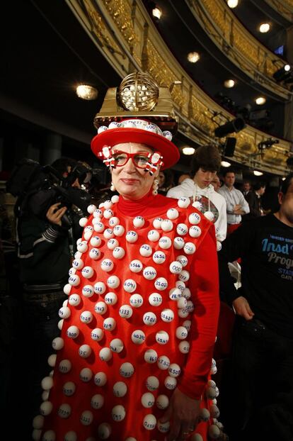 Una de las asistentes al sal&oacute;n del Teatro Real de Madrid donde se celebra el tradicional sorteo de loter&iacute;a de Navidad
 
