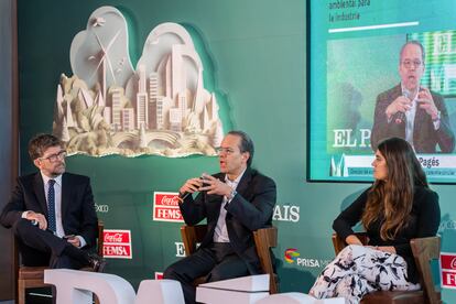 Federico Rivas, subdirector de EL PAÍS América; Alejandro Pagés, director de asesoría en sustentabilidad, ASG y economía circular de KPMG México; y Daniela Gómez de la Maza, emprendedora de impacto socioambiental, este 13 de marzo en el foro Futuro Sustentable.