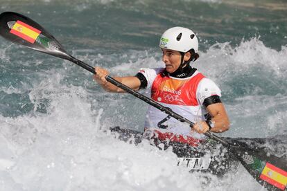 Maialen Chourraut compite en la semifinal del slalom K1. 