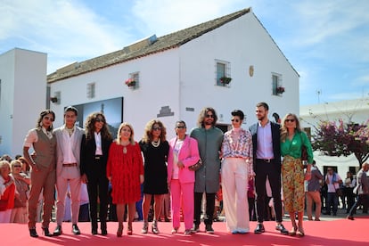 Rosario Flores (tercera por la izquierda), Lolita Flores (quinta), Carmen Flores Ruiz (sexta con un traje rosa) y nietos de la artistas Lola Flores, el 31 de marzo de 2023, en la inauguración del Centro Cultural Lola Flores en Jerez de la Frontera (España).