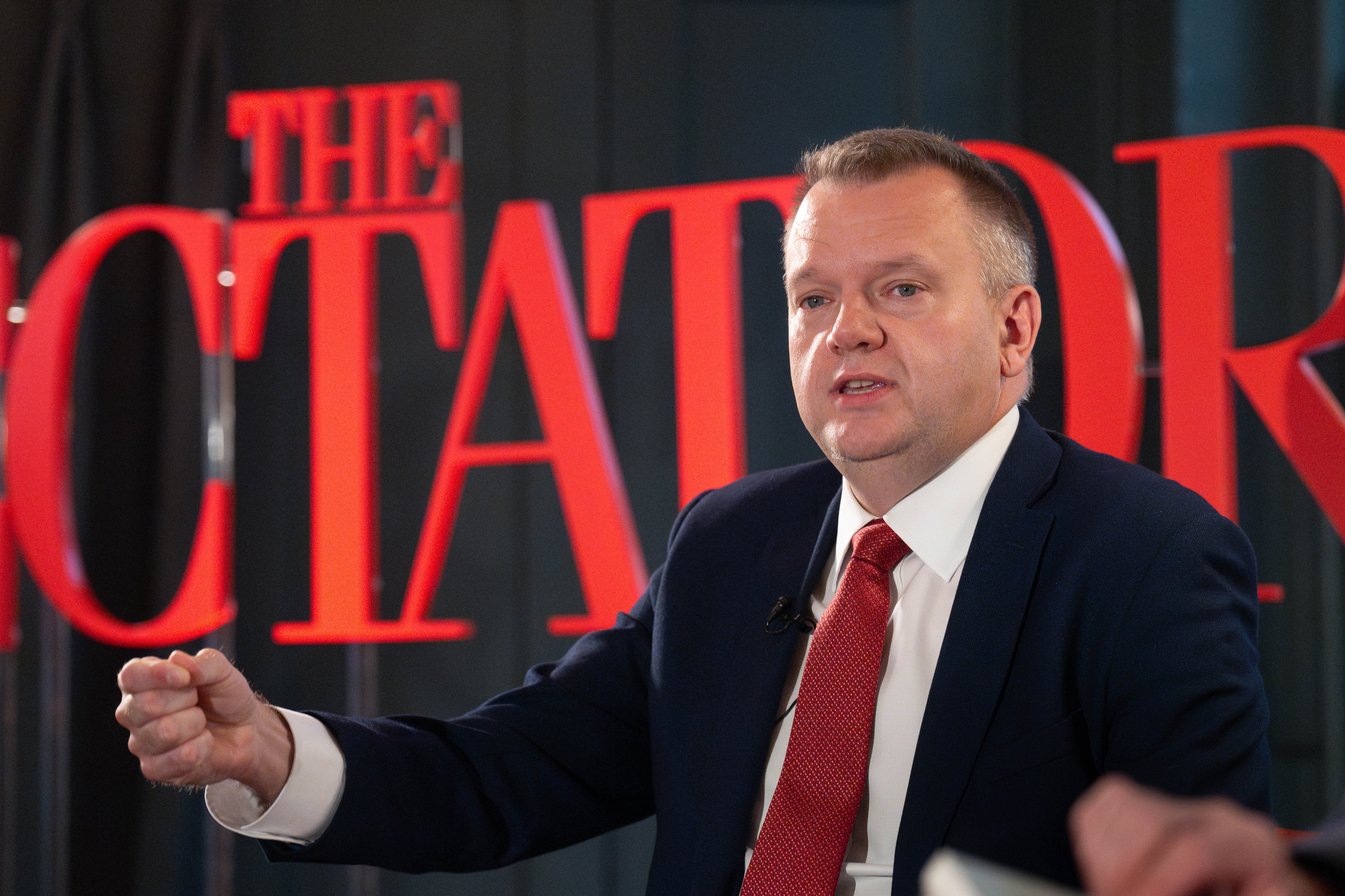 El ministro británico para las Relaciones con la UE, Nicholas Thomas-Symonds, este martes en el debate organizado por la revista 'The Spectator' en Londres.