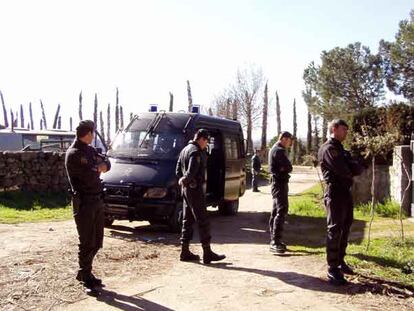 Agentes en el poblado de Navalquejigo.