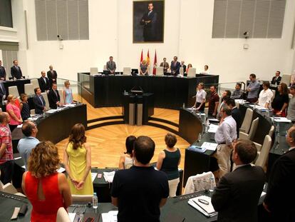 Minuto de silencio por los ultimos atentados en Europa durante el Pleno del Ayuntamiento de Madrid.