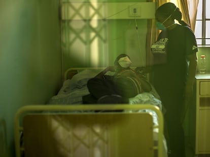 Un paciente de tuberculosis es atendido por una enfermera en una clínica de Médicos sin Fronteras en Ciudad del Cabo, Sudáfrica, en octubre de 2019.