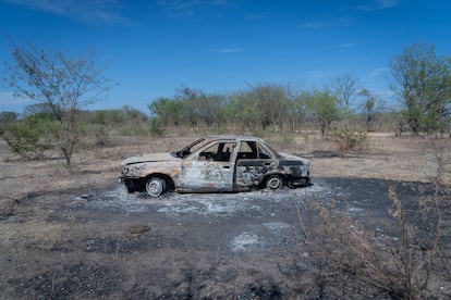 Un auto quemado por un enfrentamiento el 15 de enero entre pobladores de Nueva América y el Ejército, en Chicomuselo.