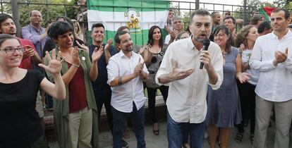 Los dirigentes de Unidos Podemos por Andalucía, Teresa Rodríguez (2i) y Antonio Maíllo (3d), en el sevillano parque de los Perdgones durante un mitin.