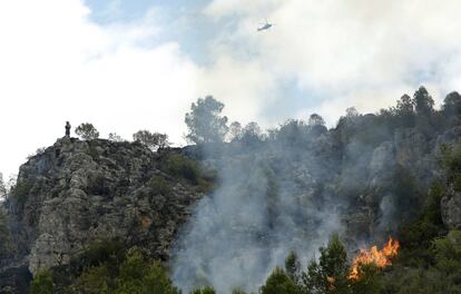 Otras tres urbanizaciones y los 26 residentes de la residencia Verge d'Aigües Vives han tenido que ser desalojadas esta tarde en el término municipal de Carcaixent por la proximidad de las llamas del incendio desatado el jueves.