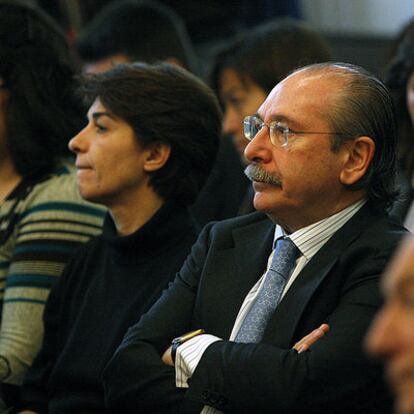Luis del Rivero sentado entre los periodistas, ayer durante las jornadas de <i>The Economist.</i>