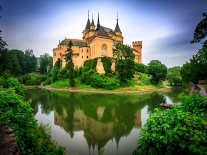 El castillo de Bojnice, en la región central de Eslovaquia, con sus torres almenadas de piedra rosada, es la fortificación más visitada del país.