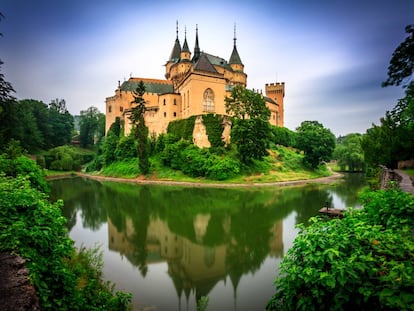 El castillo de Bojnice, en la región central de Eslovaquia, con sus torres almenadas de piedra rosada, es la fortificación más visitada del país.