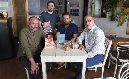 Javier Cosmen Concejo, Natxo López, Javier Boltaña y Luis Roca, con los libros por que denuncian impagos, en un bar de Madrid. 