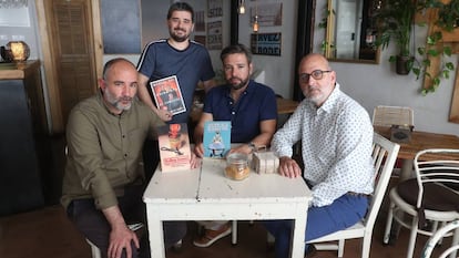 Javier Cosmen Concejo, Natxo López, Javier Boltaña y Luis Roca, con los libros por que denuncian impagos, en un bar de Madrid. 