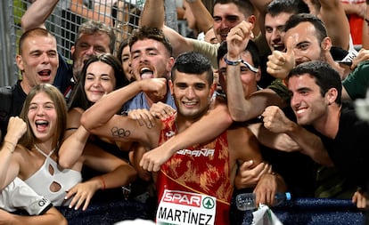 Asier Martínez celebra con sus amigos en la grada del estadio Olímpico de Múnich su medalla de oro en los 110 vallas del Europeo de Atletismo