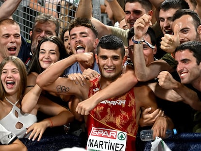 Asier Martínez celebra con sus amigos en la grada del estadio Olímpico de Múnich su medalla de oro en los 110 vallas del Europeo de Atletismo