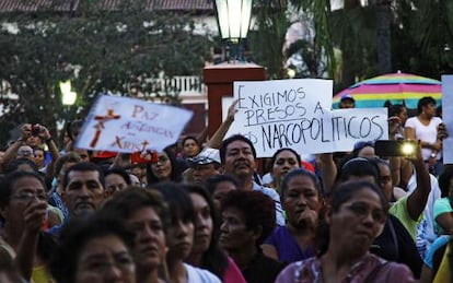 Apatzing&aacute;n residents in a demonstration on Sunday.