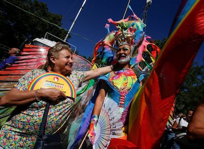 Dos participantes en el desfile del Orgullo Gay de Madrid.