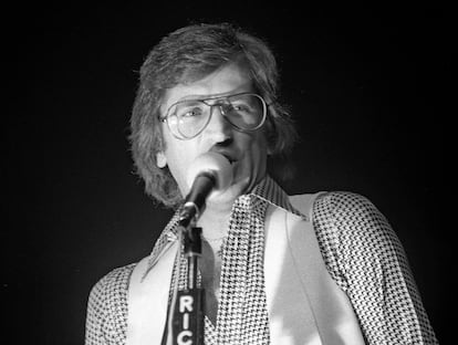 Pepe Domingo Castaño interpreta una de sus canciones en la gala celebrada con motivo del vigésimo aniversario de la firma discográfica Belter, en 1976. 