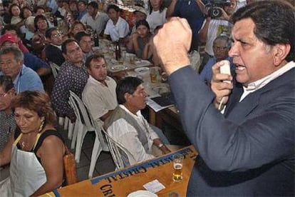 Alan García, en un mitin ante miembros de la Central de Trabajadores del Perú ayer en Lima.