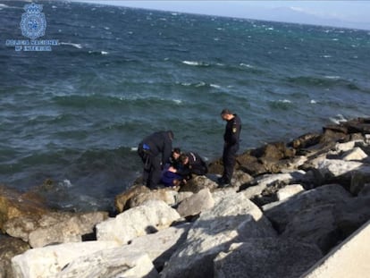 Rescate del náufrago en Tarifa, en una imagen de la Policía Nacional.