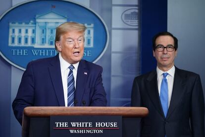 Donald Trump e Steven Mnuchin, secretário do Tesouro dos EUA, na coletiva de imprensa desta terça-feira.