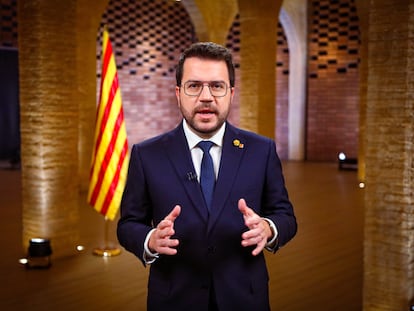 El presidente de la Generalitat, Pere Aragonès, durante la grabación del discurso de fin de año de 2023, en el Depòsit del Rei Martí en Barcelona