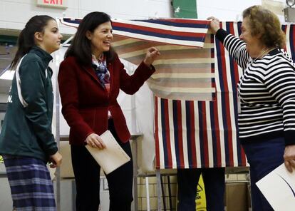 La senadora Kelly Ayotte surt de la cabina de votació amb la seva filla, Kate, en una escola de primària a Nashua, New Hampshire.