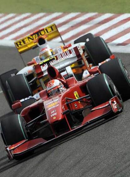 Fernando Alonso, por detrás de Kimi Raikkonen.