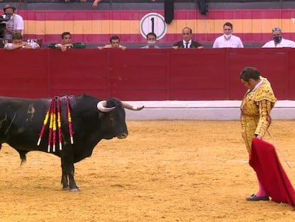 Morante de la Puebla, ante su segundo toro, al que le cortó las dos orejas.