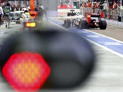 Uno de los coches de Toro Rosso en el Pit Lane.