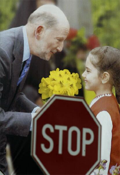 Una niña ofrece un ramo de flores a Simeón Sajonia-Coburgo,  ayer en Sofía.