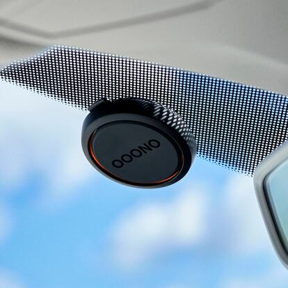 Artículo de EL PAÍS Escaparate que describe las funciones del avisador de radares para el coche, el OOONO Co-Driver 2