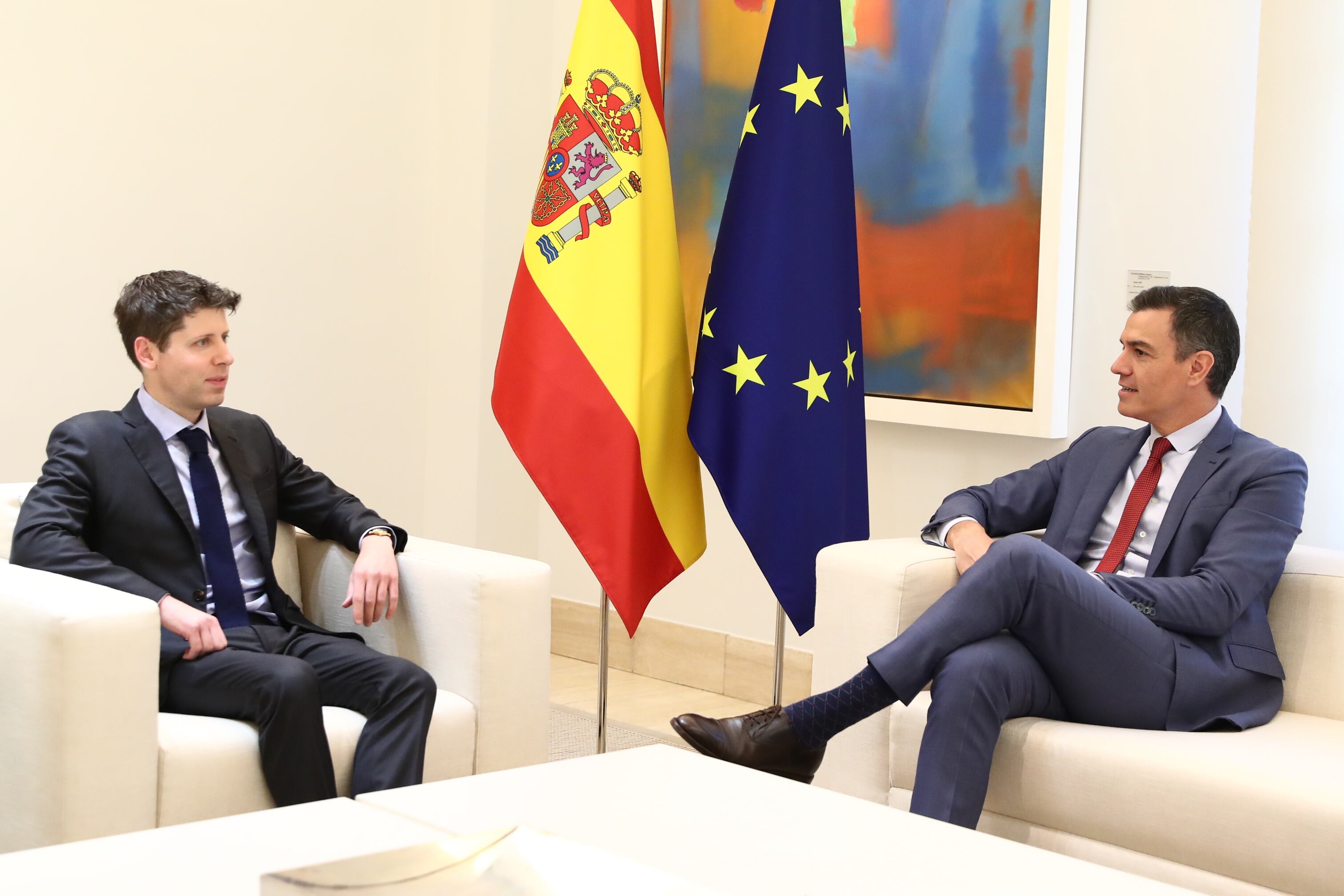 El presidente del Gobierno, Pedro Sánchez, y el CEO de OpenAI, Sam Altman, en su reunión en Moncloa.