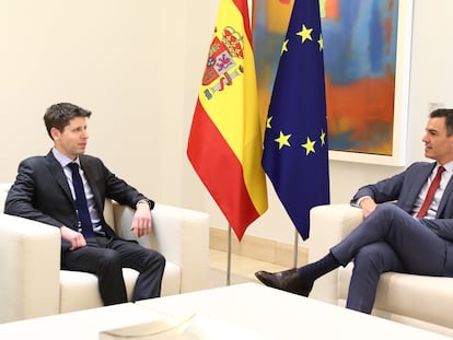 El presidente del Gobierno, Pedro Sánchez, y el CEO de OpenAI, Sam Altman, en su reunión en Moncloa este lunes.