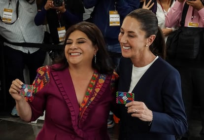 Claudia Sheinbaum y Clara Brugada muestran las tarjetas de movilidad urbana, durante la inauguración del tramo Balderas-Chapultepec de la línea 1 del metro. 