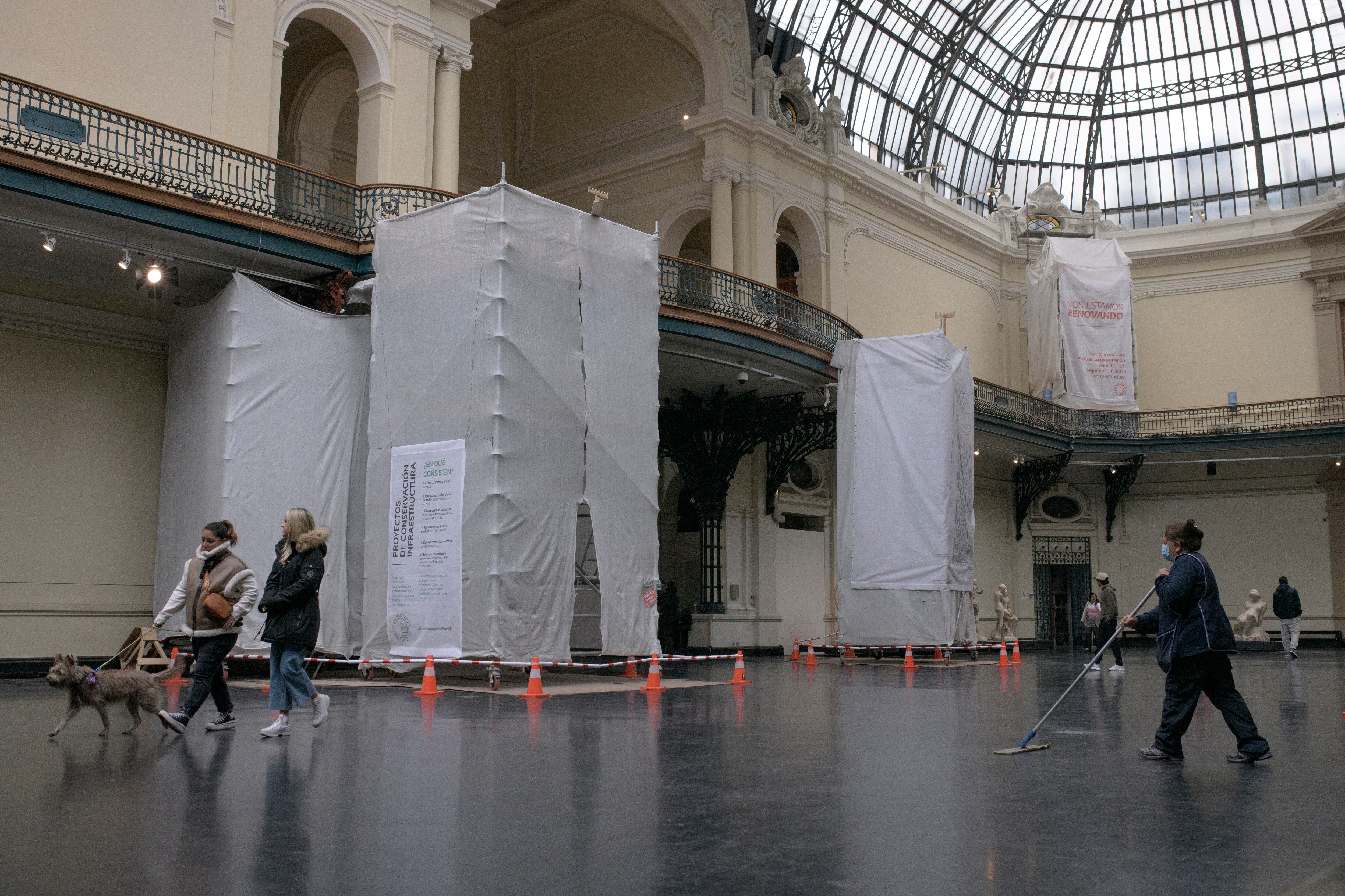 Turistas visitan el Museo Nacional de Bellas Artes, mientras se realizan las restauraciones.