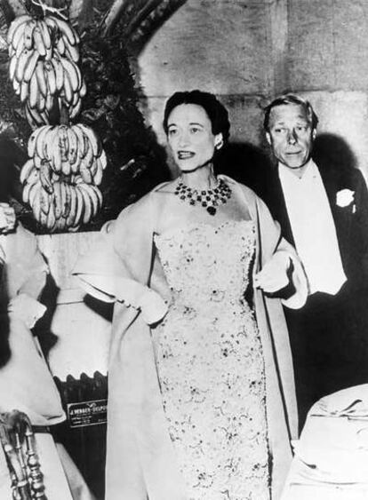 Los duques de Windsor a su llegada a un baile celebrado en el palacio de Versalles en julio de 1953