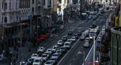 Circulación de vehículos y peatones en la Gran Vía madrileña.