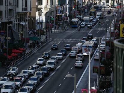 Circulación de vehículos y peatones en la Gran Vía madrileña.