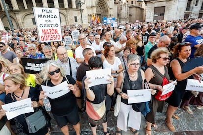 Varias víctimas y manifestantes durante la concentración para pedir la dimisión de Mazón, este viernes en Valencia.