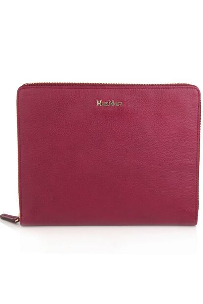 Funda con cremallera en piel granate, de Max Mara. Precio: 266 euros