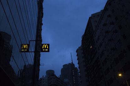 El alto precio de la vivienda es una de las razones por las que los McDonald´s se han convertido en albergues temporales en Hong Kong.