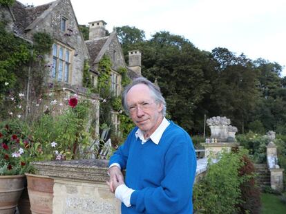 Ian McEwan, en su casa de la región inglesa de los Cotswolds, este martes después de la entrevista con EL PAÍS