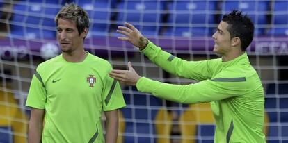 Cristiano Ronaldo y Coentrao durante un entrenamiento en Kharkiv